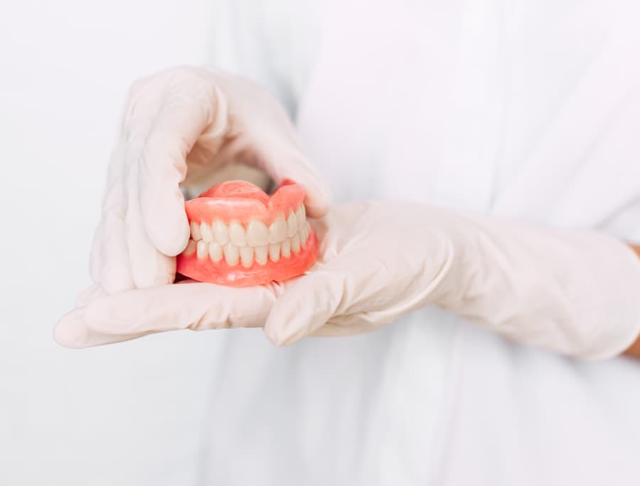 Cómo aplicar adhesivo a la dentadura postiza - 7 pasos