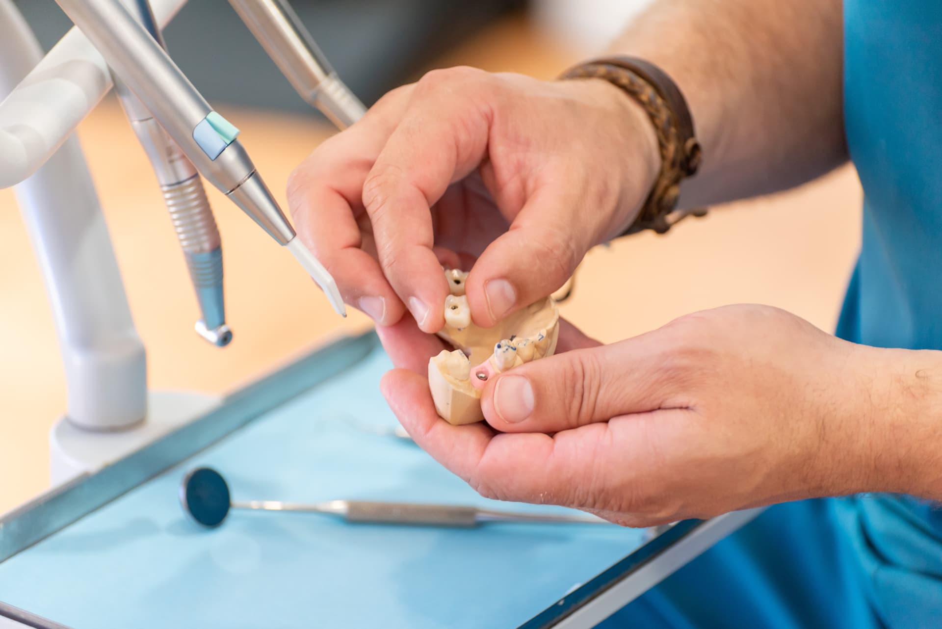 Implantes dentales en Muros