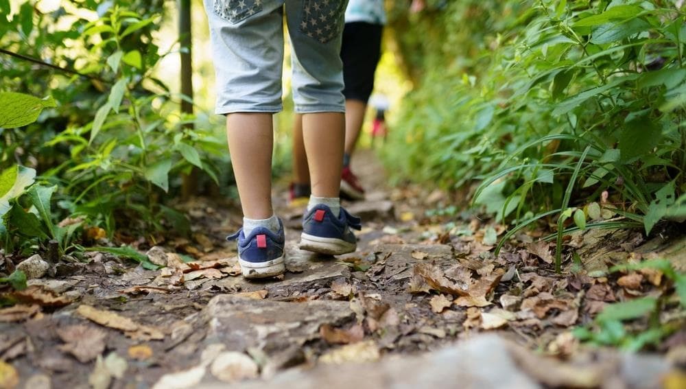 Mi hijo tropieza al andar ¿Qué hago?